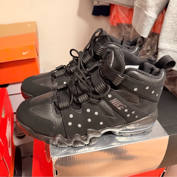 Nike mens Black Sneakers - Picture 4 of 6